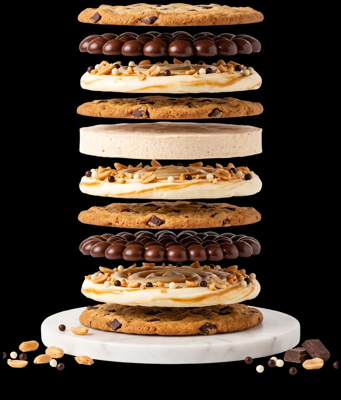Corte del pastel Clásico: capas de cookie con chispas de chocolate, crema con caramelo, ganache de chocolate y maní y nougat de maní